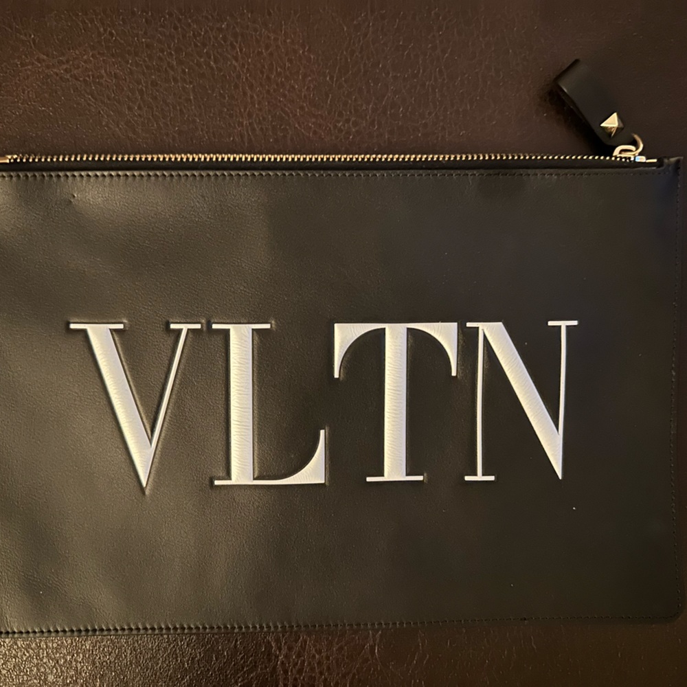 [AUTHENTIC] Valentino Garavani Leather Clutch